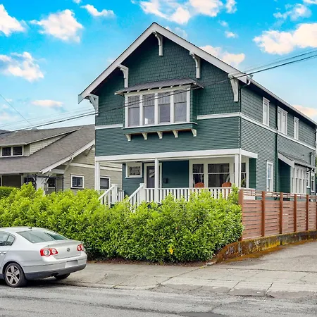 Queen Anne Apartment With Patio Walk To Restaurants
